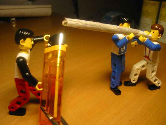 Lego-Figuren rauchen einen Joint